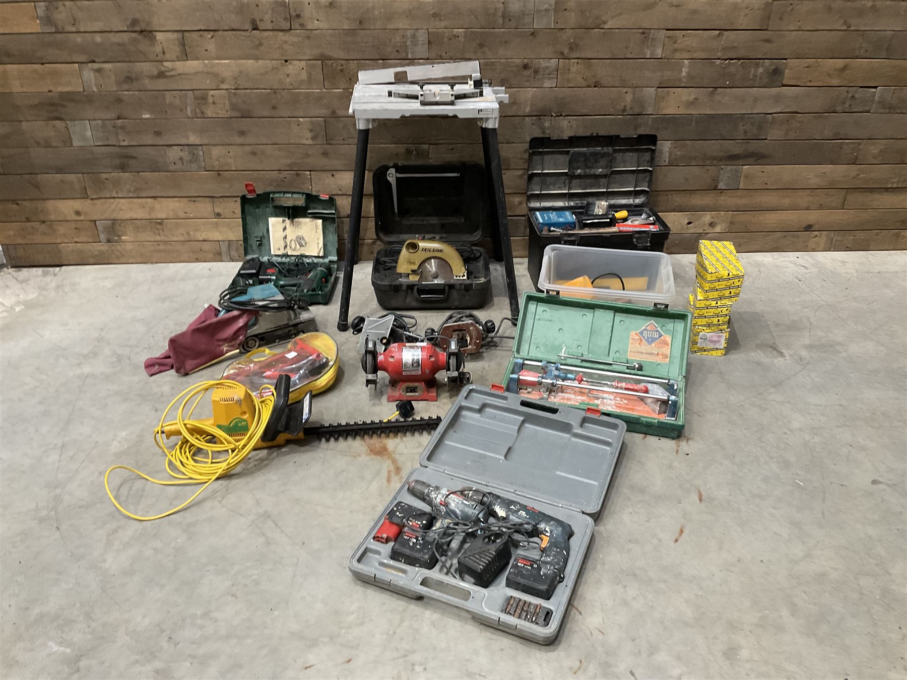A quantity of power and hand tools including Skilsaw Classic circular saw, Makita 9401 belt sander, Bosch POF 52 router etc