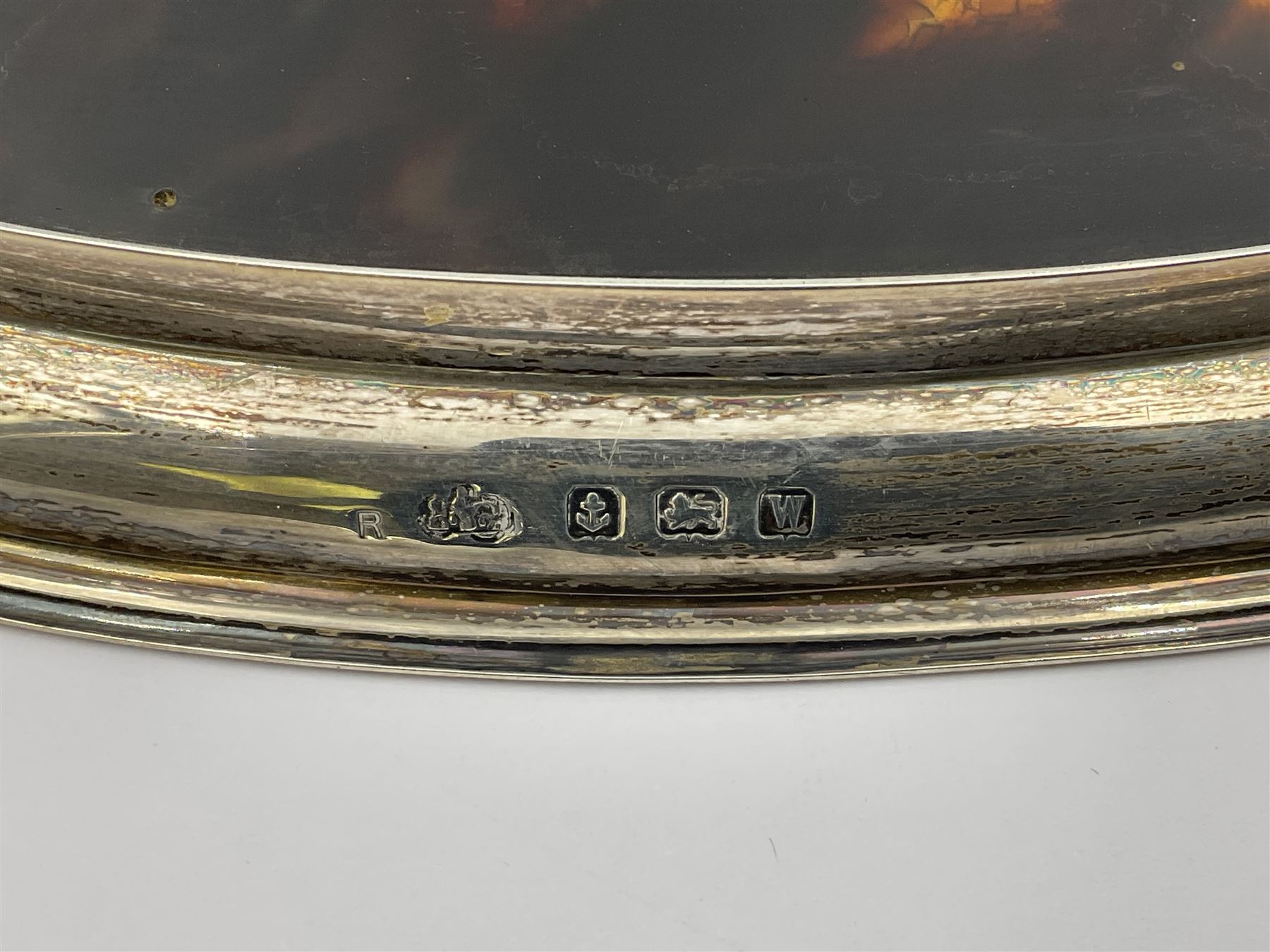 1920's silver and tortoiseshell dressing table tray, of quatrefoil form, the lobed silver edge encasing a tortoiseshell center with silver acanthus detail, hallmarked Elkington & Co Ltd, Birmingham 1921, L25cm W18cm