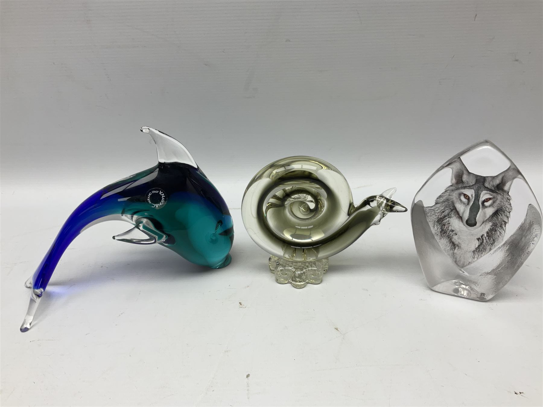 Quantity of glassware to include Mats Jonasson colour wolf paperweight, Murano dolphin and flamingo figures, Caithness Dignity and Tango paperweights, set of six Edinburgh Crystal glass tumblers, art glass dish etc