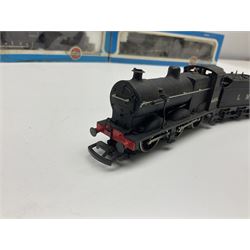 Airfix '00' gauge - Castle Class 4-6-0 locomotive 'Pendennis Castle' No.4069; Class 6P/7P Rebuilt Royal Scot 4-6-0 locomotive 'Royal Scot' No.46100; both boxed; Class 4F 0-6-0 locomotive No.4454 in associated box; another unboxed Class 4F 0-6-0 locomotive; and Class 14XX 0-4-2 tank locomotive No.1466 for spares or repair