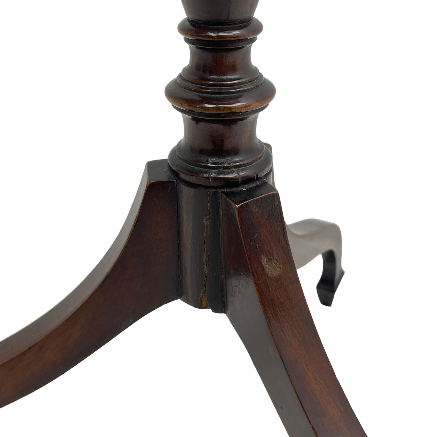 Fine Georgian design mahogany pedestal table, hexagonal top with reeded moulded edge, raised on a slim turned vasiform column with splayed tripod base and spade feet