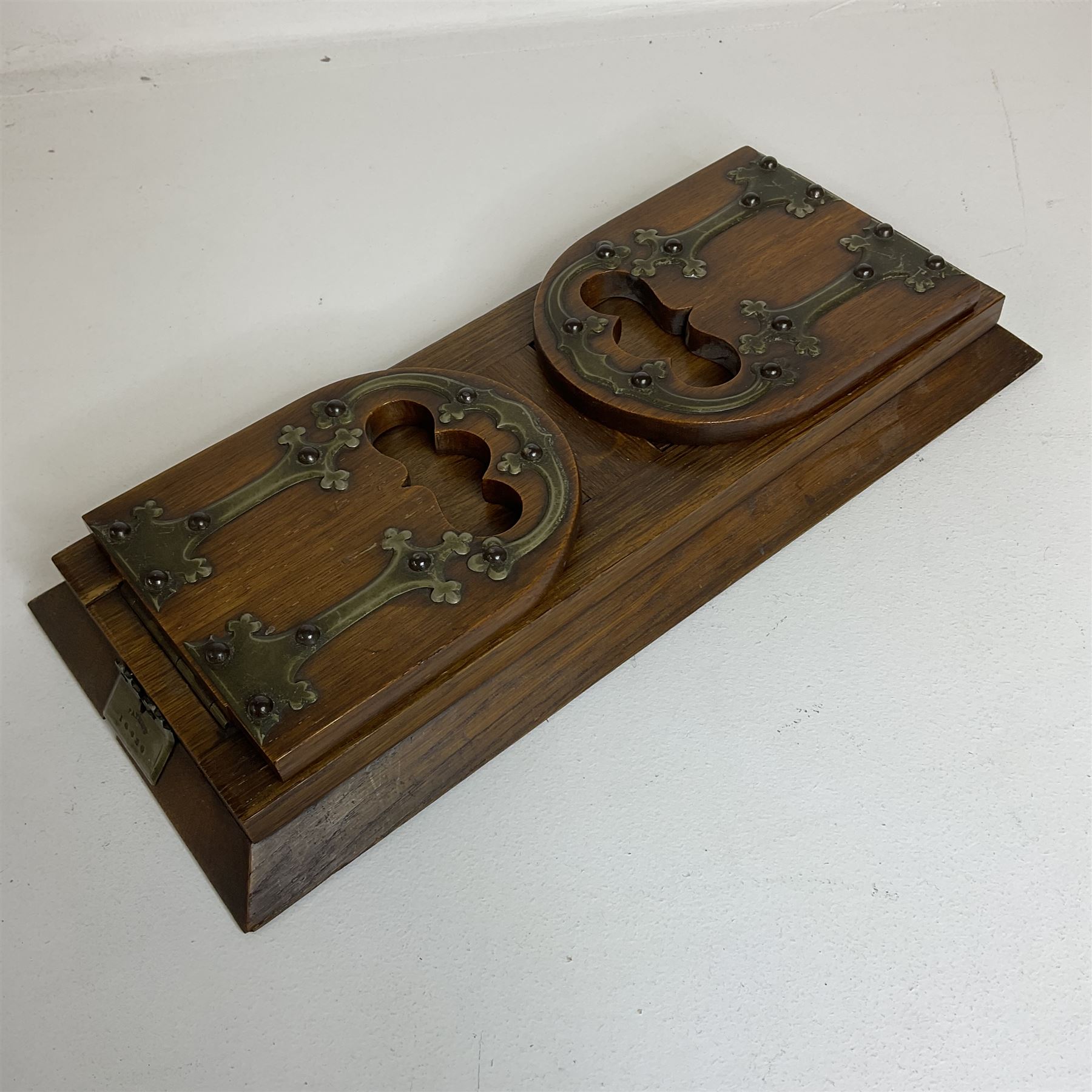Victorian Betjemann oak book slide, of typical form, the curved hinged and sliding supports with mounted brass Gothic strapwork, stamped Betjemann's Patent 18026, H16.5cm W34cm D15cm
