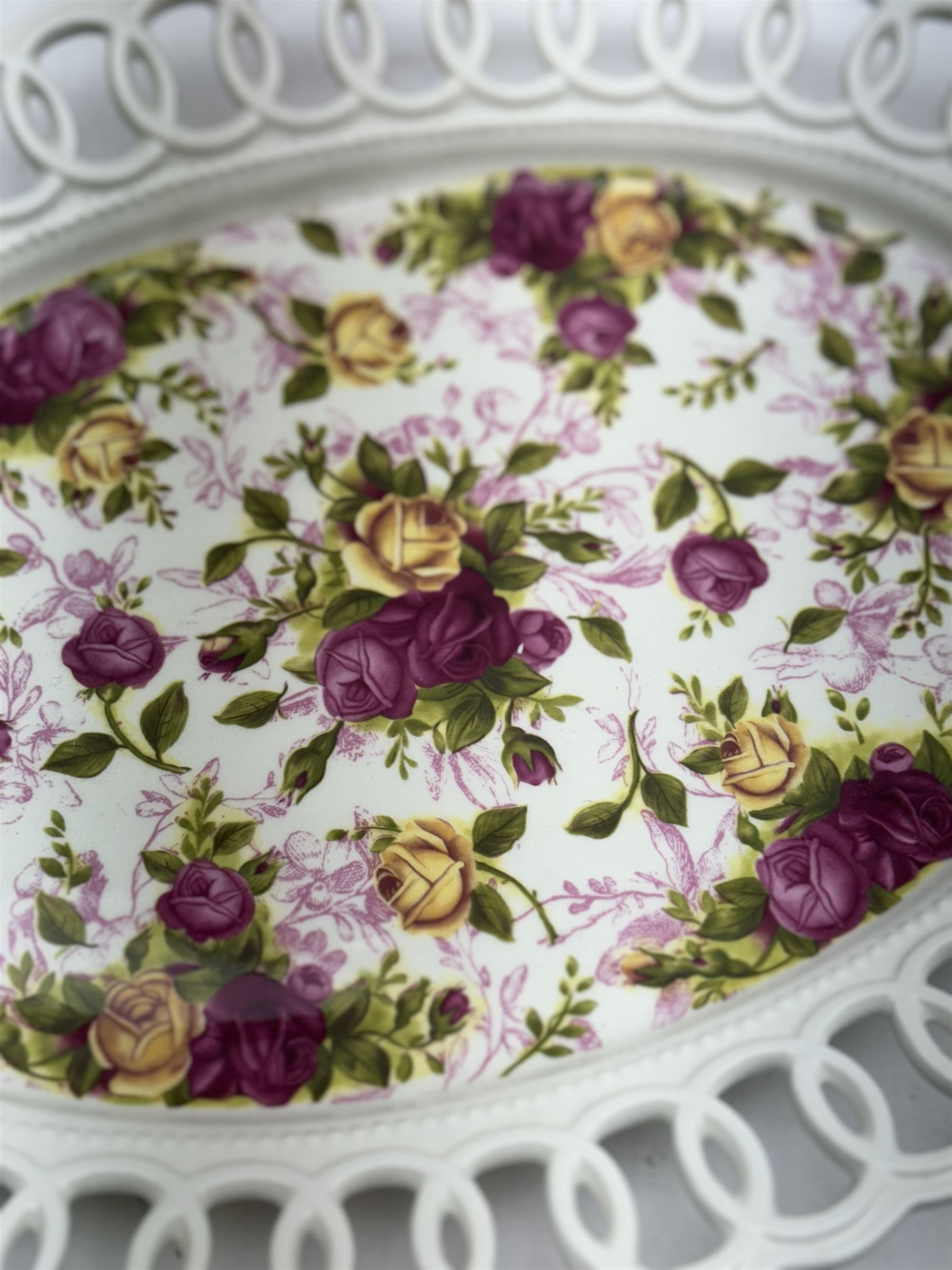 Royal Albert Old Country Roses pattern tea and dinner wares, including tiered cake stands, cake plate, napkin rings, egg cups, pierced serving platters, etc 