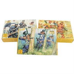 Collection of 1:72 scale plastic model soldier packs, including Hat and Airfix and a quantity of loose plastic soldiers