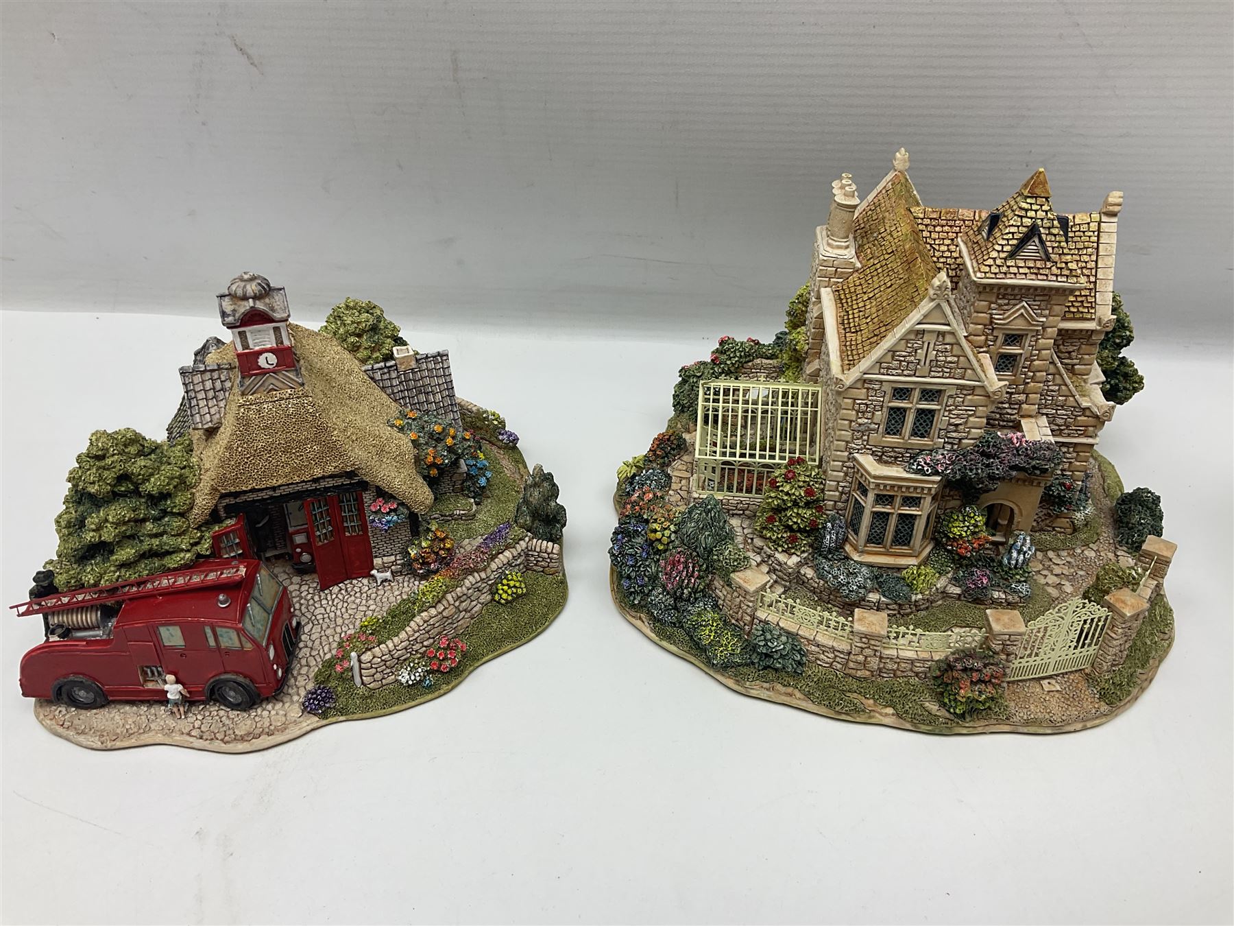 Ten Lilliput Lane models, to include Firemans Watch, The Rest House and Green Gables, Titmouse Cottage etc, all with deeds and original boxes (10)