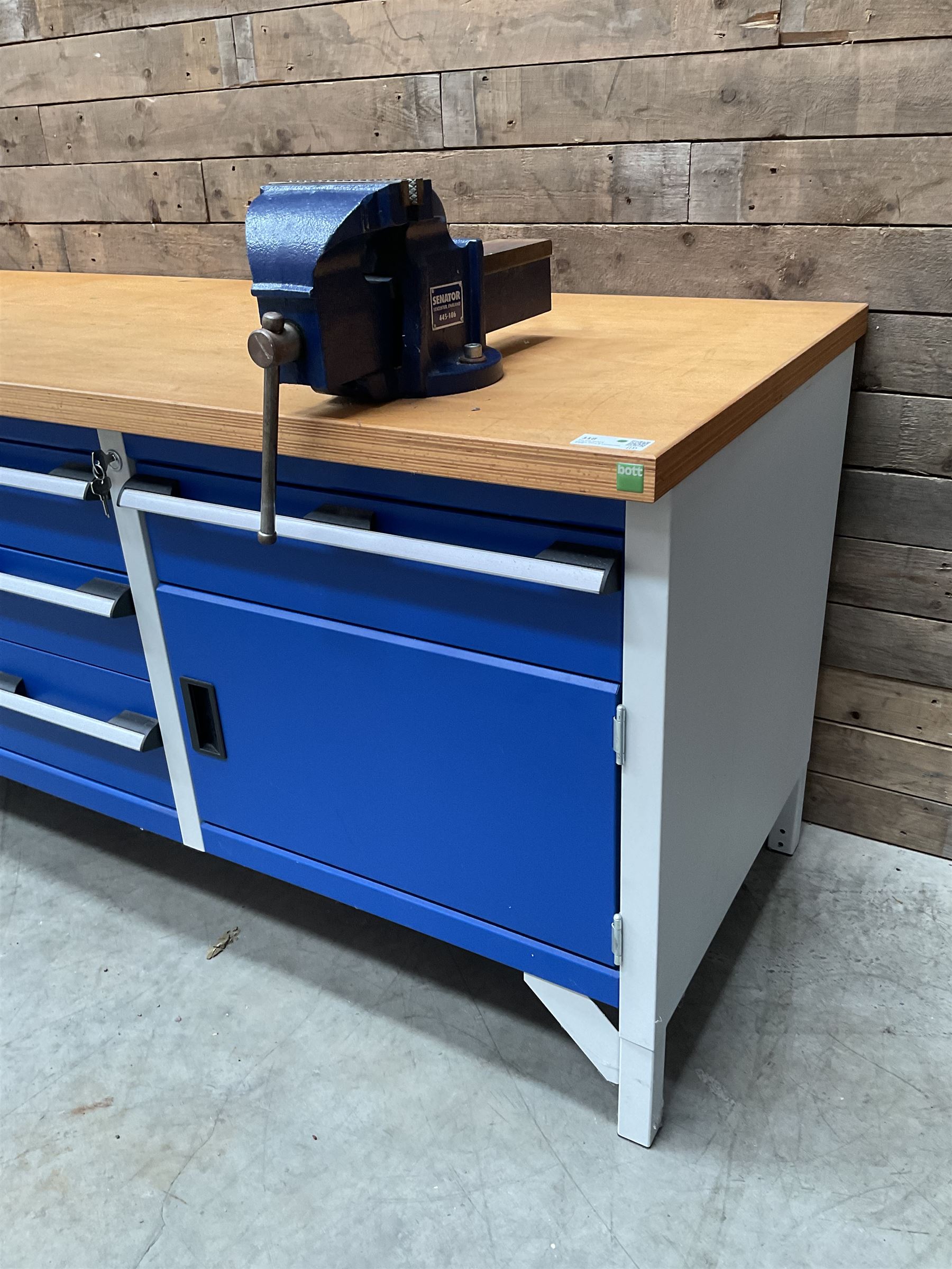 Bott cubio storage workbench, five drawers and two cupboards, single vice