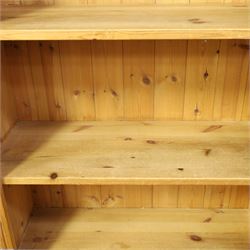 Traditional pine bookcase, projecting cornice with four fixed shelves (H 33cm, D 29cm), fluted sides, raised on a plinth base