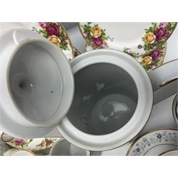 Royal Albert Old Country Roses pattern dinnerwares, to include four dinner plates, four cups and saucers etc, together with Noritake tea service 