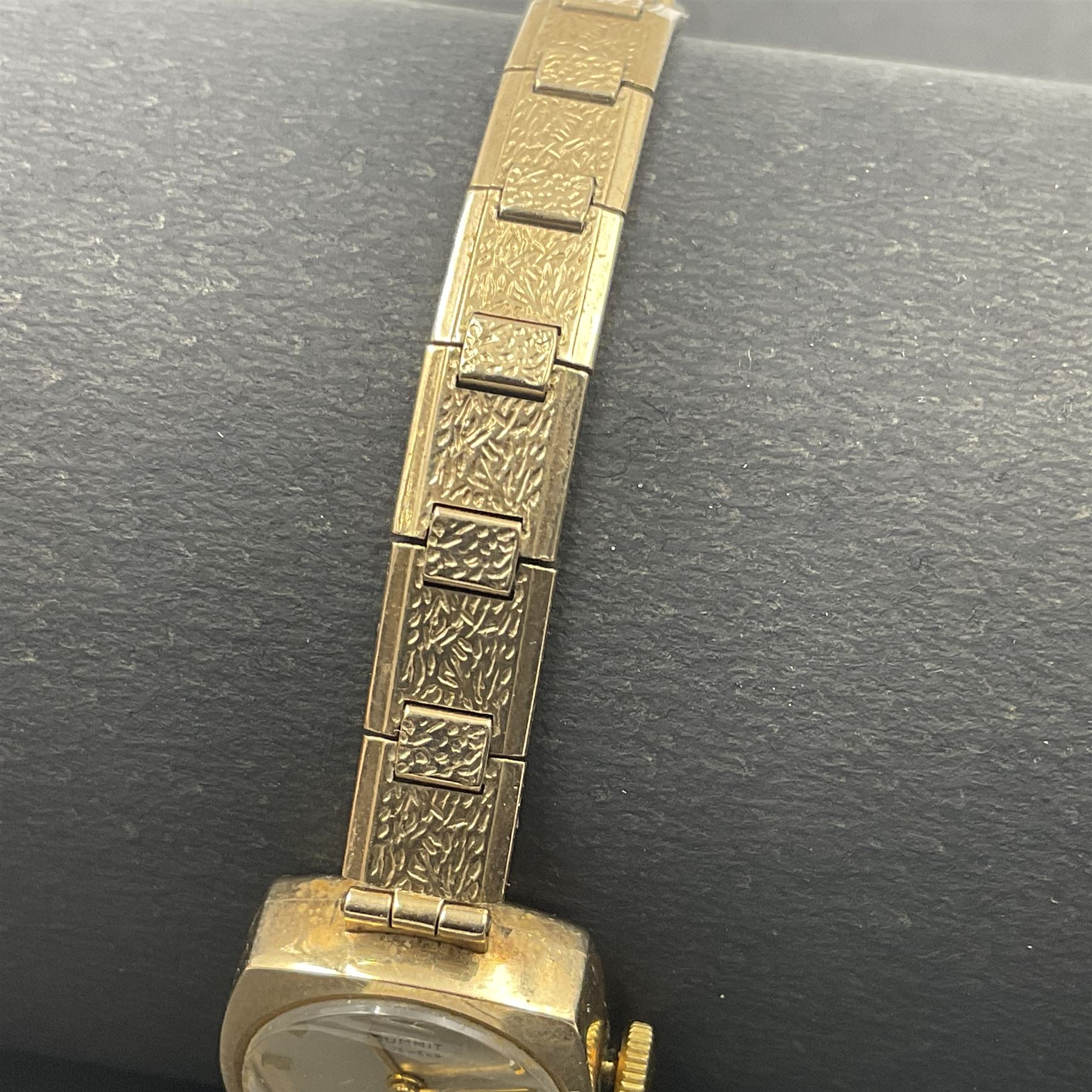 9ct gold Summit 17 Jewels ladies manual wind wristwatch, on 9ct gold articulated strap, stamped 375