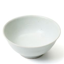 Chinese blue and white saucer dish D15cm and a white glazed bowl D15cm both from the Teksing cargo with Nagel Auctions labels and certificate and a Chinese green glazed bowl D17cm (3)