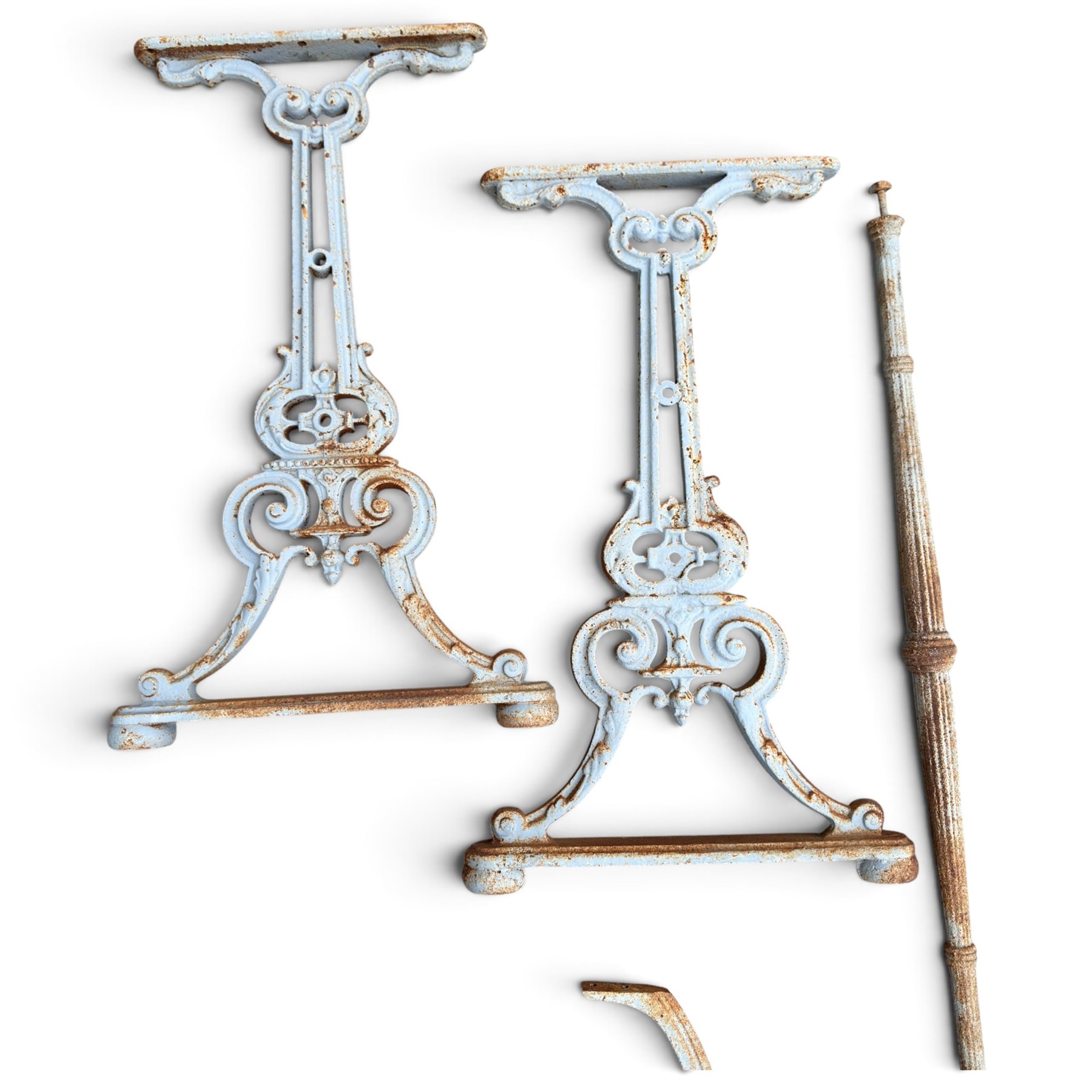 Assorted garden and architectural salvage, comprising a galvanised watering can, two long-handled cutting tools, metal pole, pair of ornate cast iron supports and further decorative fragments