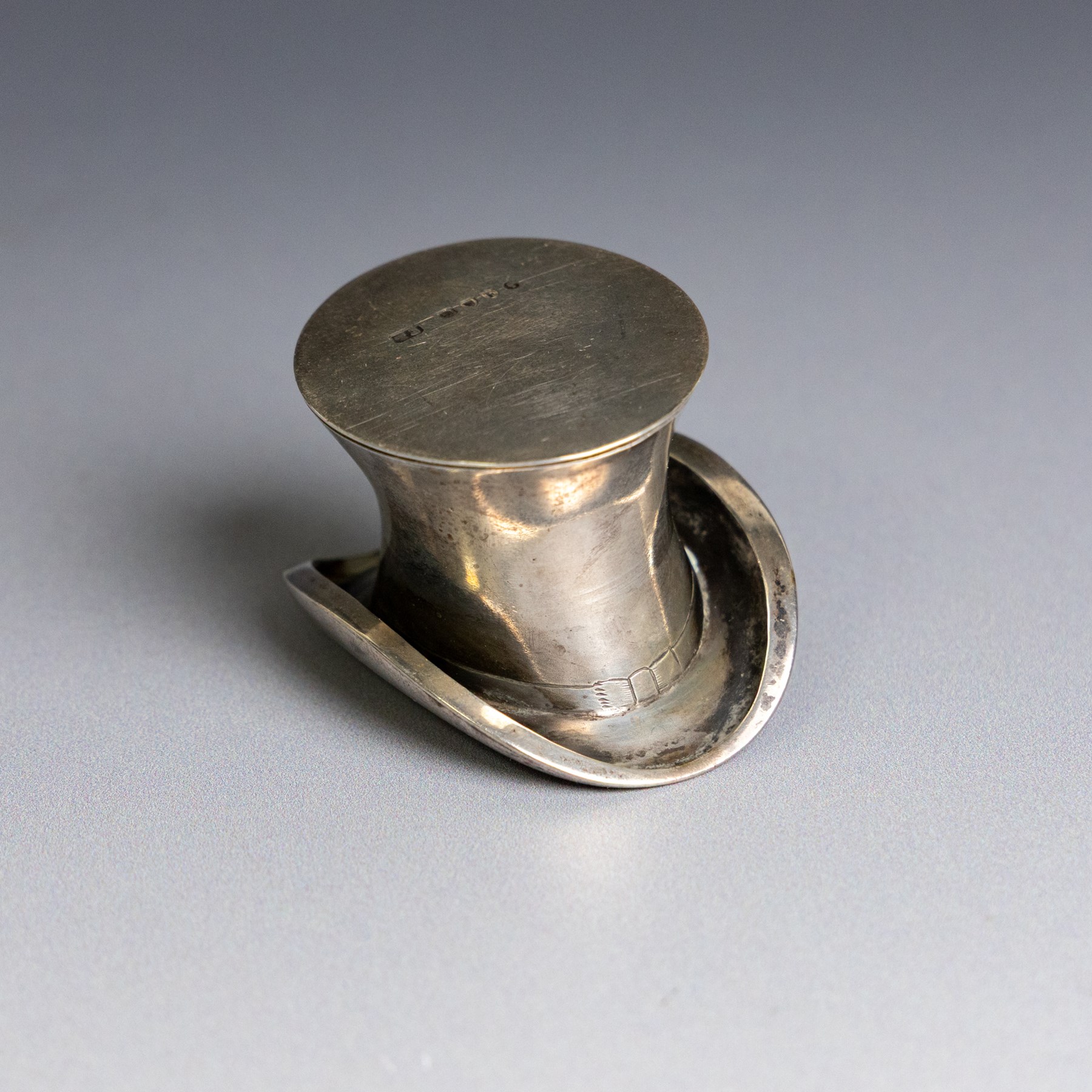 Victorian novelty silver match holder, in the form of a top hat, hallmarked Thomas Johnson II, London 1888, H3cm
