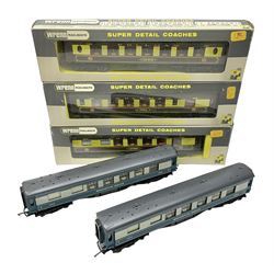 Wrenn '00' gauge - three Pullman passenger coaches 'Vera', 'Audrey' and 'Car No.86'; all boxed; and two 'Brighton Belle' 1st Class coaches Nos.S280S and S284S; both unboxed (5)