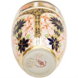Royal Crown Derby ceramics, comprising Imari 1128 pattern vase of baluster form with fluted rim, 'The Yorkshire Rose' plate, limited edition no. 693/2000 and miniature Witches pattern no. 6299 handbag,  vase H15.5cm