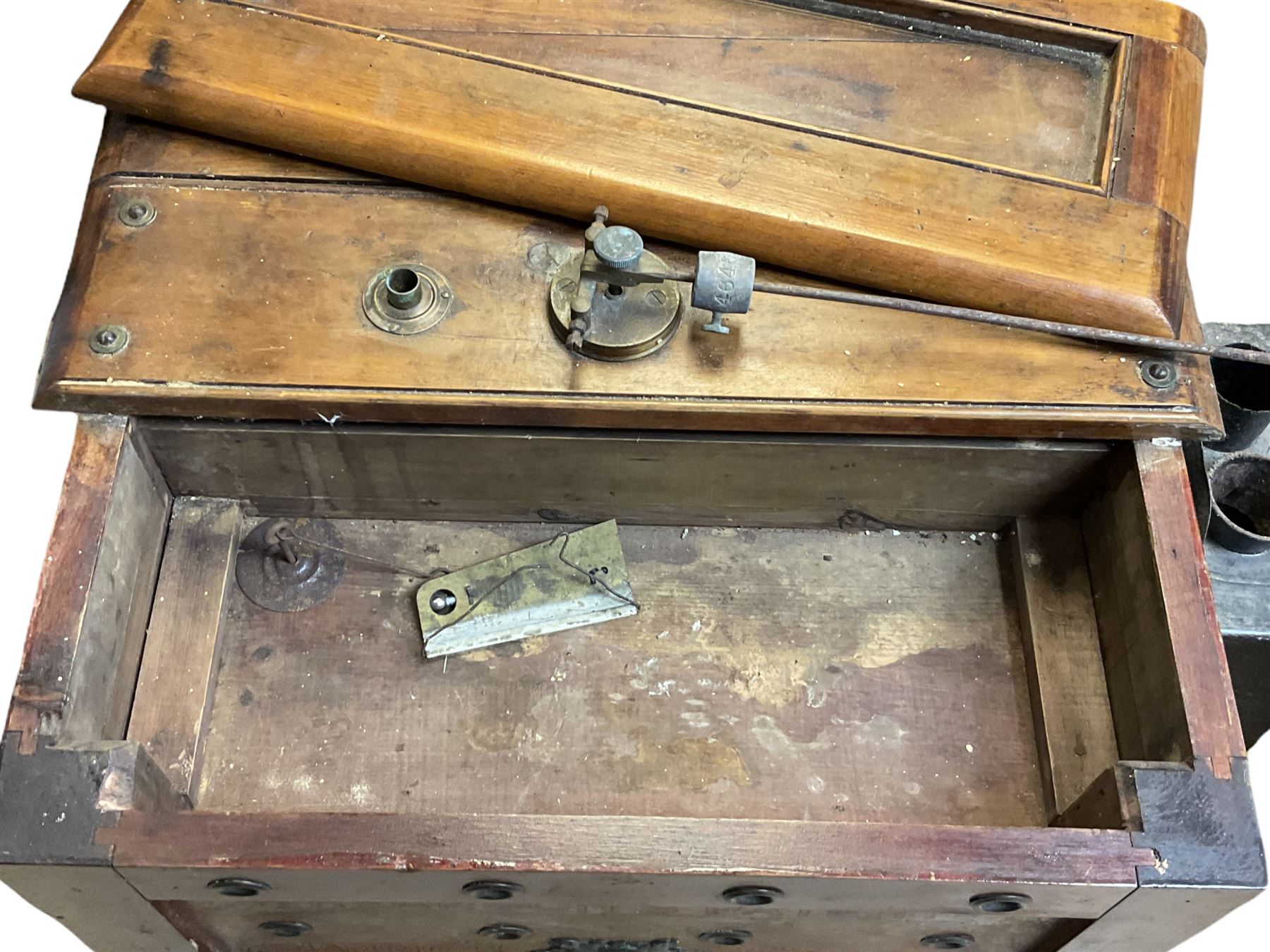 'Hearson's Patent Champion Incubator' mahogany paraffin egg incubator, decorated with 'Proprietors
Spratt's Patent Ld' in gilt scrolls, with central plaque and brass handle, H52cm W54cm excl side fitting