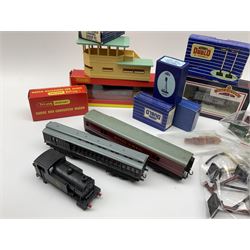 Hornby Dublo etc - boxed and loose accessories including T.P.O. Mail Van, D1 Signal, Water Cranes, re-painted Signal Cabin, Loading Gauge, Buffer Stops, Hoardings, Switches, Fuses, Luggage, station and platform people and accessories etc; Tri-ang/Hornby Horse Box Converter Wagon etc