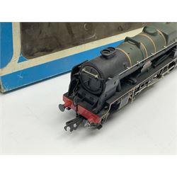 Airfix '00' gauge - Castle Class 4-6-0 locomotive 'Pendennis Castle' No.4069; Class 6P/7P Rebuilt Royal Scot 4-6-0 locomotive 'Royal Scot' No.46100; both boxed; Class 4F 0-6-0 locomotive No.4454 in associated box; another unboxed Class 4F 0-6-0 locomotive; and Class 14XX 0-4-2 tank locomotive No.1466 for spares or repair