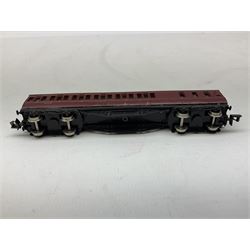 Graham Farish by Bachmann 'N' gauge - Stanier composite first & second coach, Stanier brake second coach, MK1 suburban composite coach and suburban 57ft brake end coach and four wagons (6)