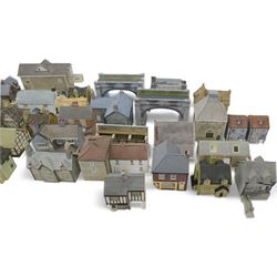 Fifty-two 00 gauge model railway trackside buildings, comprising forty-two Hornby Skaledale examples and ten Bachmann Scenecraft examples, including pubs, cottages, bridges, etc, all unboxed