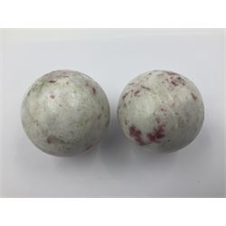 Pair of cinnabar spheres, upon gilt metal stands, H9cm D6cm 