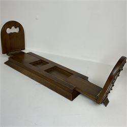 Victorian Betjemann oak book slide, of typical form, the curved hinged and sliding supports with mounted brass Gothic strapwork, stamped Betjemann's Patent 18026, H16.5cm W34cm D15cm
