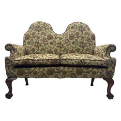 Mid-20th century William and Mary design two-seat sofa, upholstered in floral patterned fabric with contrasting piping, featuring camel-shaped back and scroll arms, on cabriole supports
