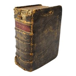 Titi Livii Patavini Romanae Historiae Principis, Libri Omnes, Quotquot Ad Nostram .... 1589. London Edmundum Bollifantum. Six parts in one. Latin. Engraved title page. Full calf binding with ribbed spine.