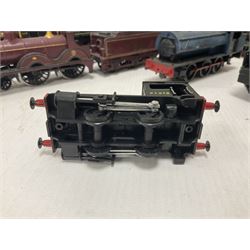 ‘00’ gauge - Airfix locomotive model kits comprising series 4 City of Truro kit and empty series 4 box, series 4 Mogul, two series 4 Harrow kits, all boxed; together with Rosebud Kitmaster Stirling kit and quantity of loose plastic locomotives and tenders from Airfix, Kitmaster, Ratio etc 