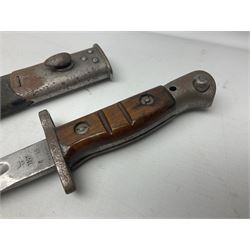 WW1 British 1907 pattern bayonet, the 43cm single edged fullered blade stamped to the ricasso with a crown GR cypher 1907 8 15 Sanderson, with various ordnance marks verso, two piece walnut grip, pommel stamped 1HLI 354; in steel mounted leather scabbard stamped 140 to the throat L57cm overall