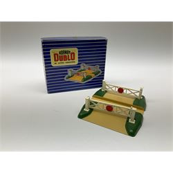 Hornby Dublo - D1 Level Crossing; D1 Signal Cabin with orange roof; D1 Footbridge; and 5010 Footbridge; all boxed (4)