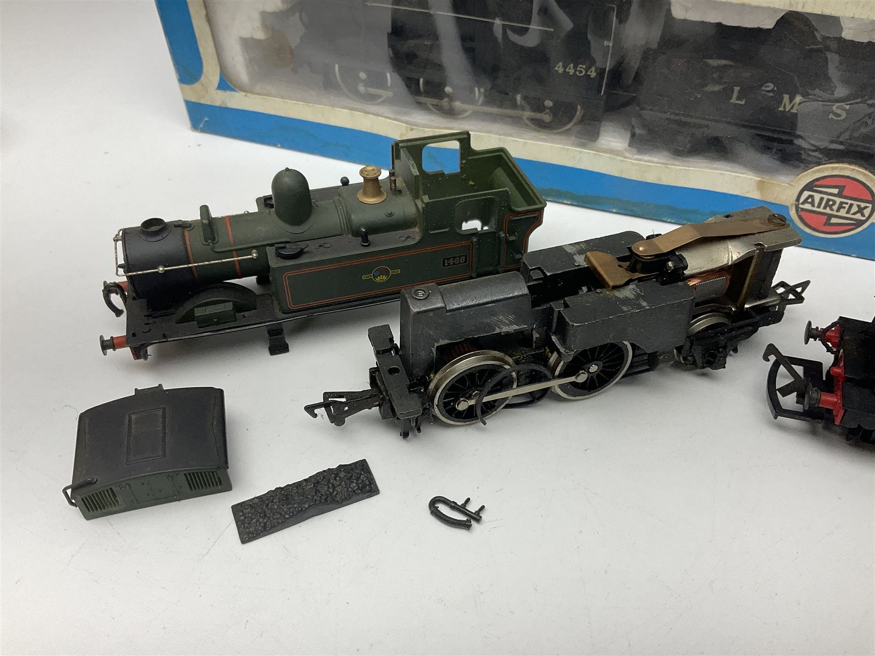 Airfix '00' gauge - Castle Class 4-6-0 locomotive 'Pendennis Castle' No.4069; Class 6P/7P Rebuilt Royal Scot 4-6-0 locomotive 'Royal Scot' No.46100; both boxed; Class 4F 0-6-0 locomotive No.4454 in associated box; another unboxed Class 4F 0-6-0 locomotive; and Class 14XX 0-4-2 tank locomotive No.1466 for spares or repair