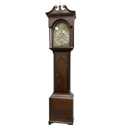 English - Late 18th century 8-day oak longcase clock, with a swans neck pediment and dentil moulding beneath, break arch dial flanked by reeded pilasters with Corinthian capitals, long trunk door with a pointed arched top, trunk with canted corners on a rectangular plinth raised on bracket feet, dial with a silvered chapter ring, dial inscribed John Frost, London, with Roman numerals, five minute Arabic’s, matted dial centre, silvered seconds dial and semi-circular date aperture, with non-matching serpentine hands and cast spandrels, 8-day rack striking movement, striking the hours on a bell. With weights and pendulum.