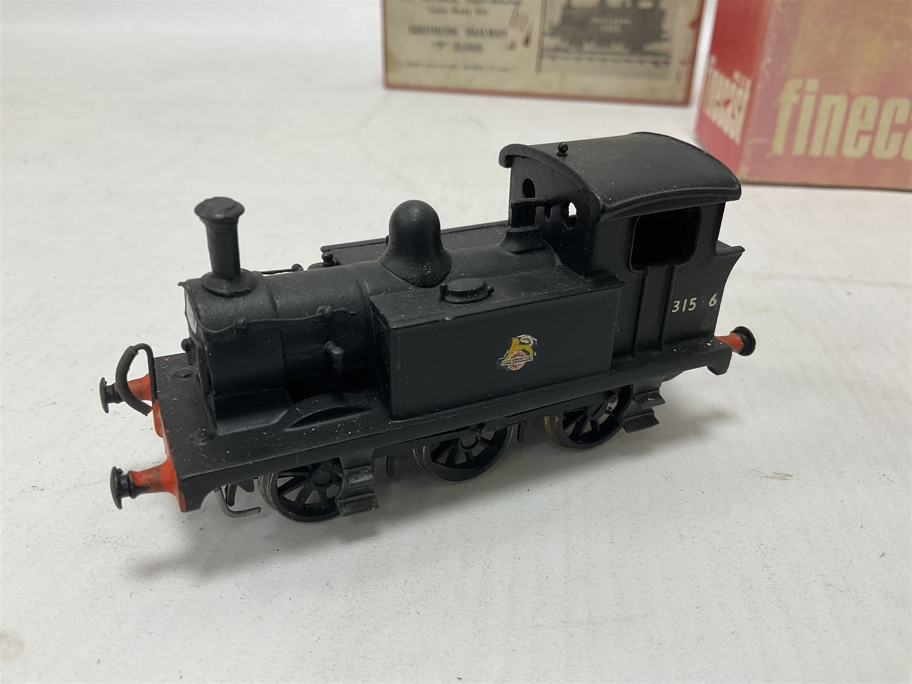 ‘00’ gauge - two kit built steam locomotives comprising unpainted Class E2 LBS/SR/BR 0-6-0T; Class P SR/BR 0-6-0 no.31556 finished in BR black; both with Wills Finecast boxes (2) 