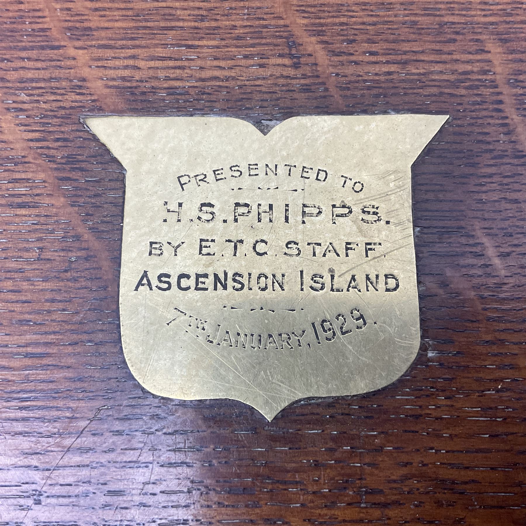 Walker and Hall silver plated canteen of cutlery, oak case, the hinged lid with a engraved brass shield , H12cm, L32cm