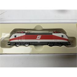 Trix Minitrix 'N' gauge - two locomotives - No.12170 E-LOK REIHE 1012 EP.V; boxed; and SBB CFF/FFS single pantograph No.11153; unboxed (2)