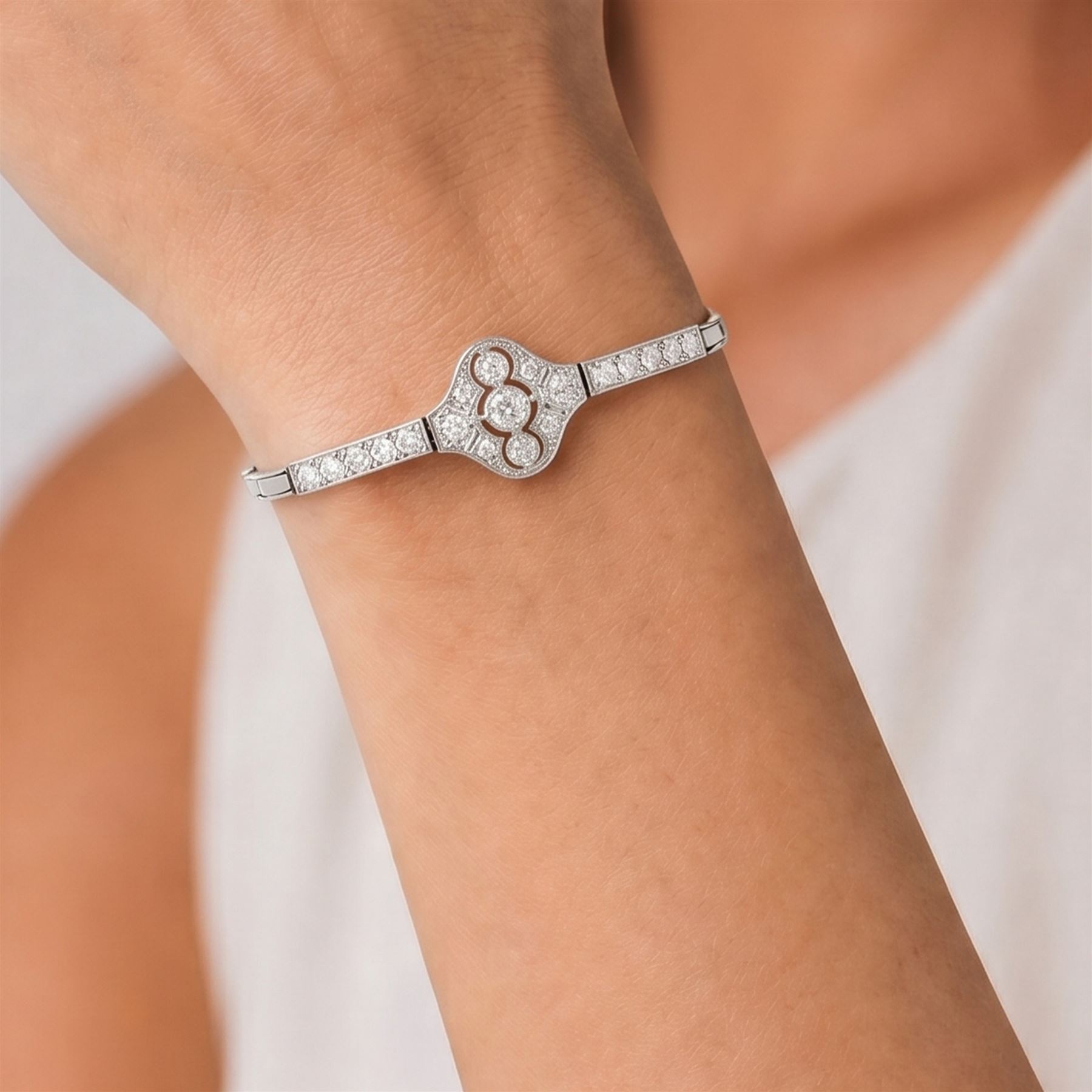 Art Deco white gold and platinum diamond bracelet, the central articulated panel milgrain set with old and single cut diamonds, to a white gold expanding link bracelet, stamped 18ct