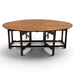 Large 18th century style oak wake table, with drop leaves and gateleg action on turned sup...