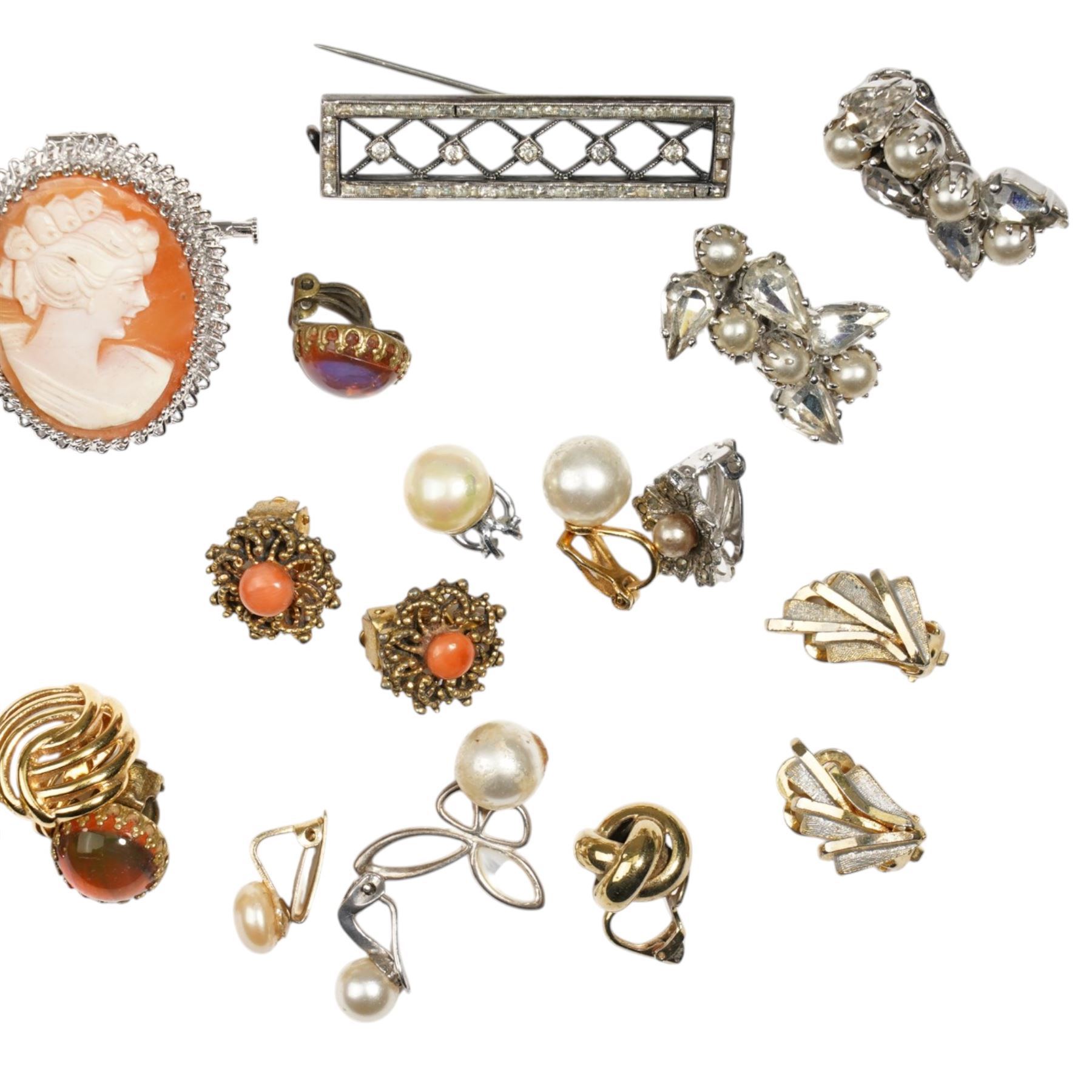 Victorian 9ct rose gold onyx set fob, Chester 1894, silver paste set sunburst brooch / pendant, another paste set brooch, cameo brooch, simulated tortoise shell comb and other costume jewellery 