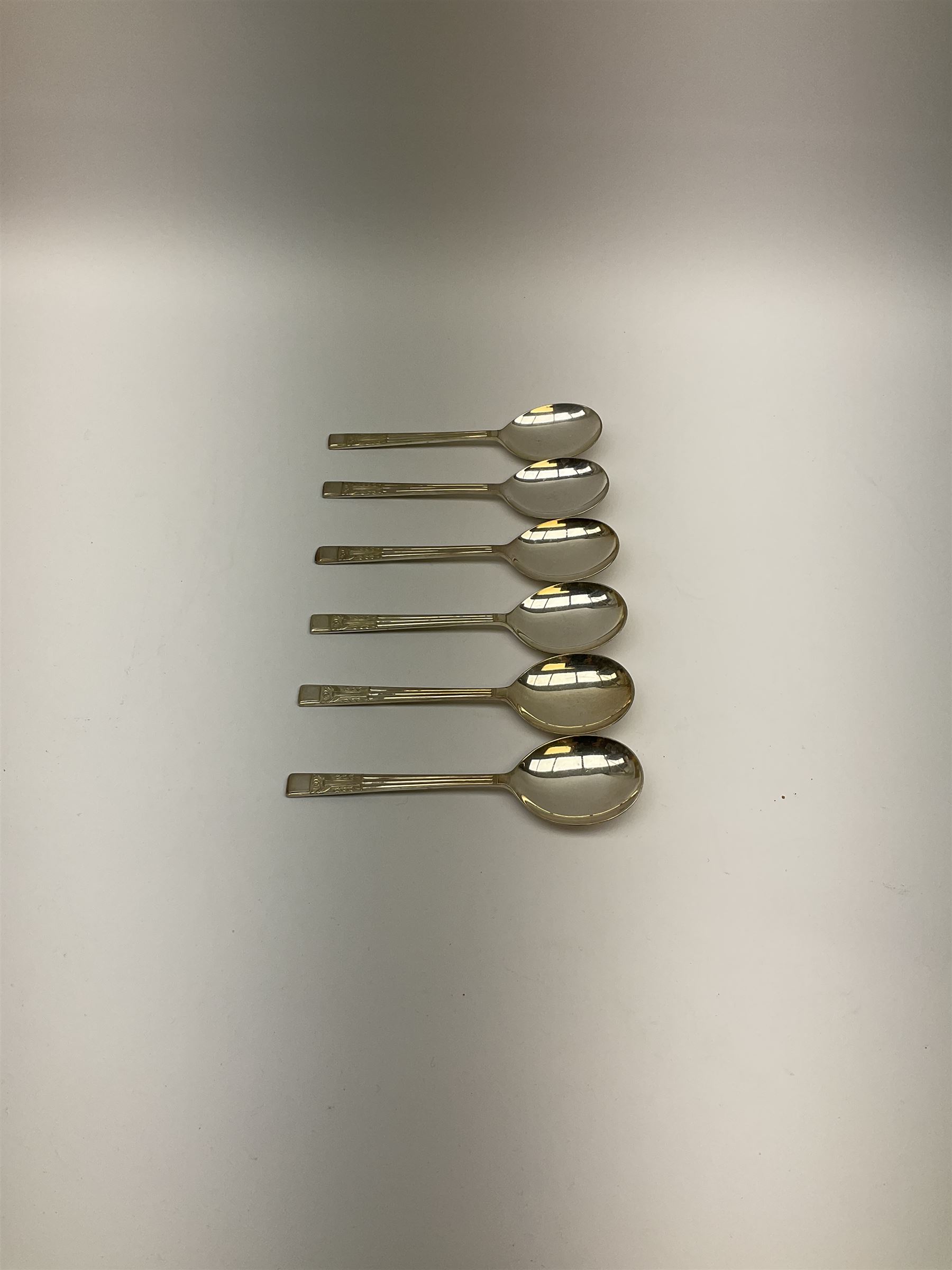 Oneida Community silver plated cutlery in the Mansion House pattern, comprising fithteen teaspoons, twelve soup spoons and six serving spoons together with matched cutlery, compromising fourteen forks, twentythree knives, twelve spoons, ten dessert spoons, one teaspoons,and a selection of other cutlery. 