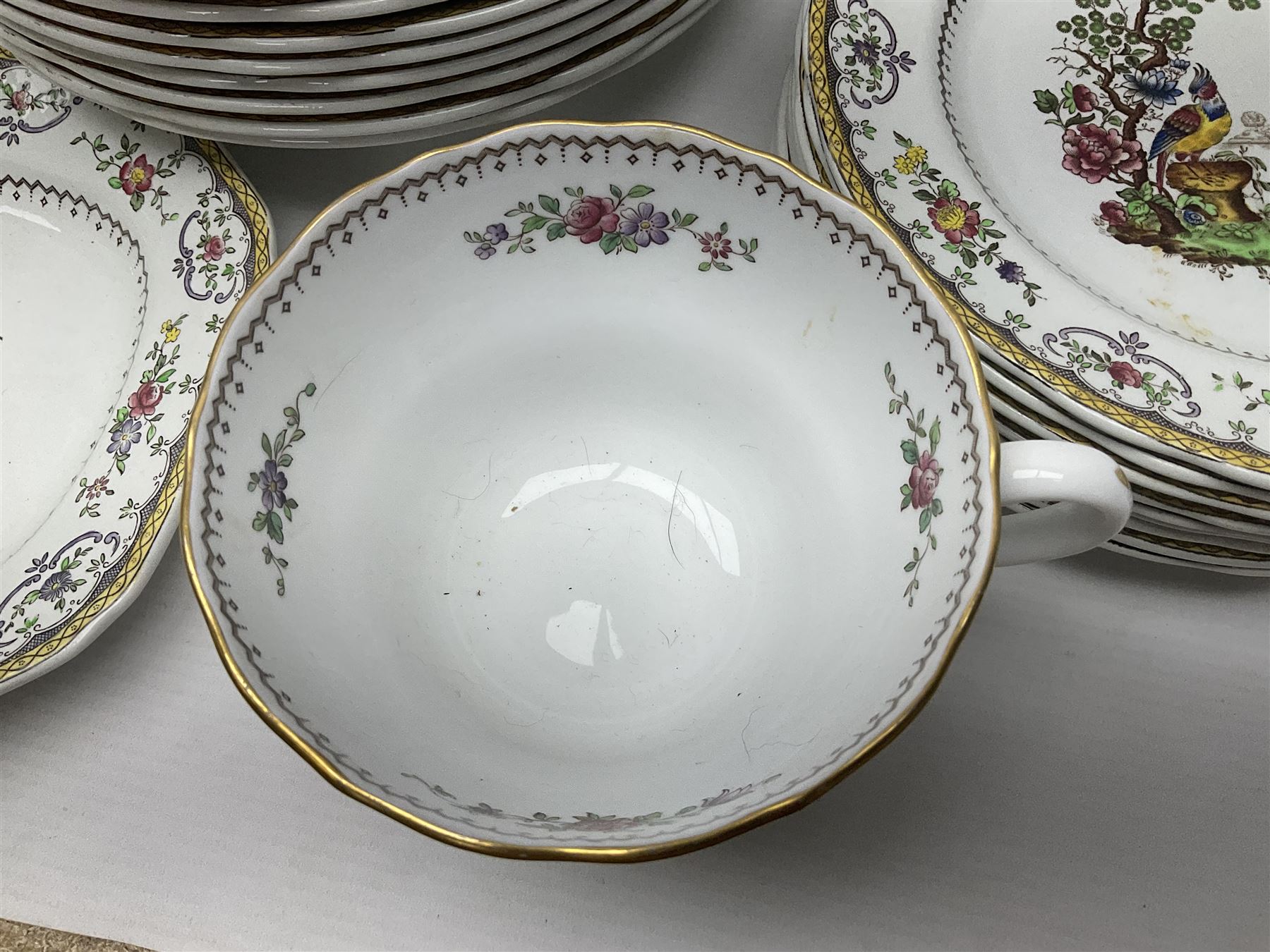 Copeland Spode Chelsea pattern part dinner service, to include seventeen dinner plates, eight side plates, Fifteen soup bowls in two sizes, meat platter etc (53)