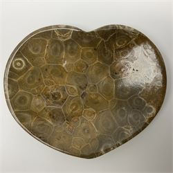Fossilised coral dish in the form of a heart, D13cm