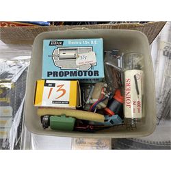 Marklin mini-club 'Z' gauge - quantity of predominantly boxed track including 8505 straights, 8530 curves, 8561 points, 8939 signals, 8591, 8507, 8510, 8564 etc; conductor wire sections with 8911 supports; short lengths, cross-overs, switches and other accessories