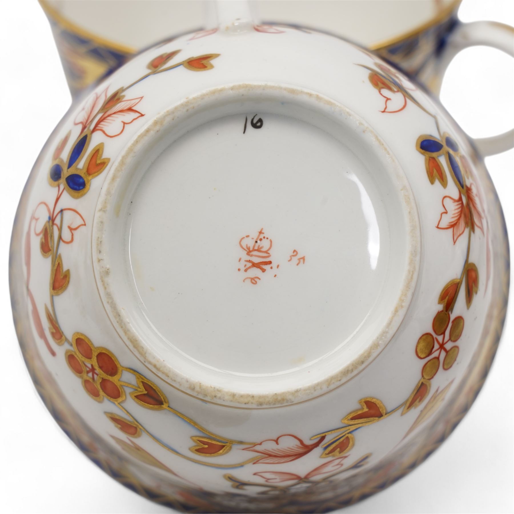 Early 19th century Derby Kings pattern table wares comprising tureen and stand, plate and three cups and saucers, together with a Derby quatrefoil form imari pattern dish and small tureen 