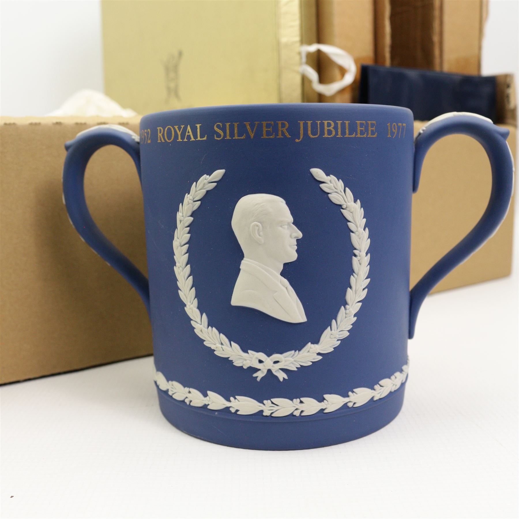 Wedgwood Royal Silver Jubilee commemorative loving cup, limited editon no. 445/500, boxed, Wedgwood 'The York Plate' boxed and other Jasperware in one box