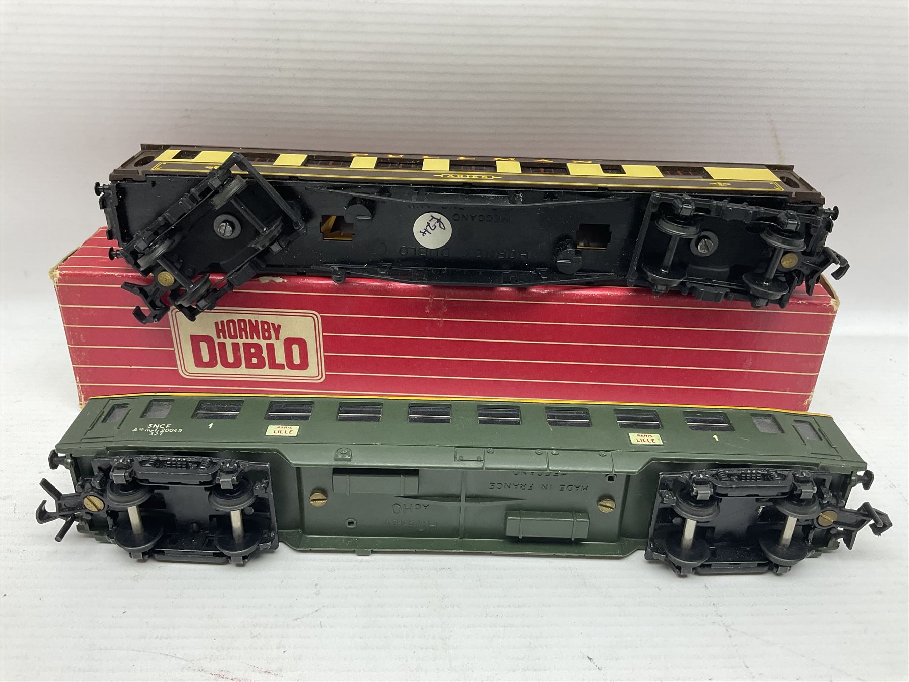 Hornby Dublo - ten passenger coaches including two Southern and four maroon BR Mk.I Passenger Coaches and four Pullman Cars (two x Aries, Car No.74 and Car No.79); together with two French SNCF HO Paris-Lille coaches; all but one unboxed (12)