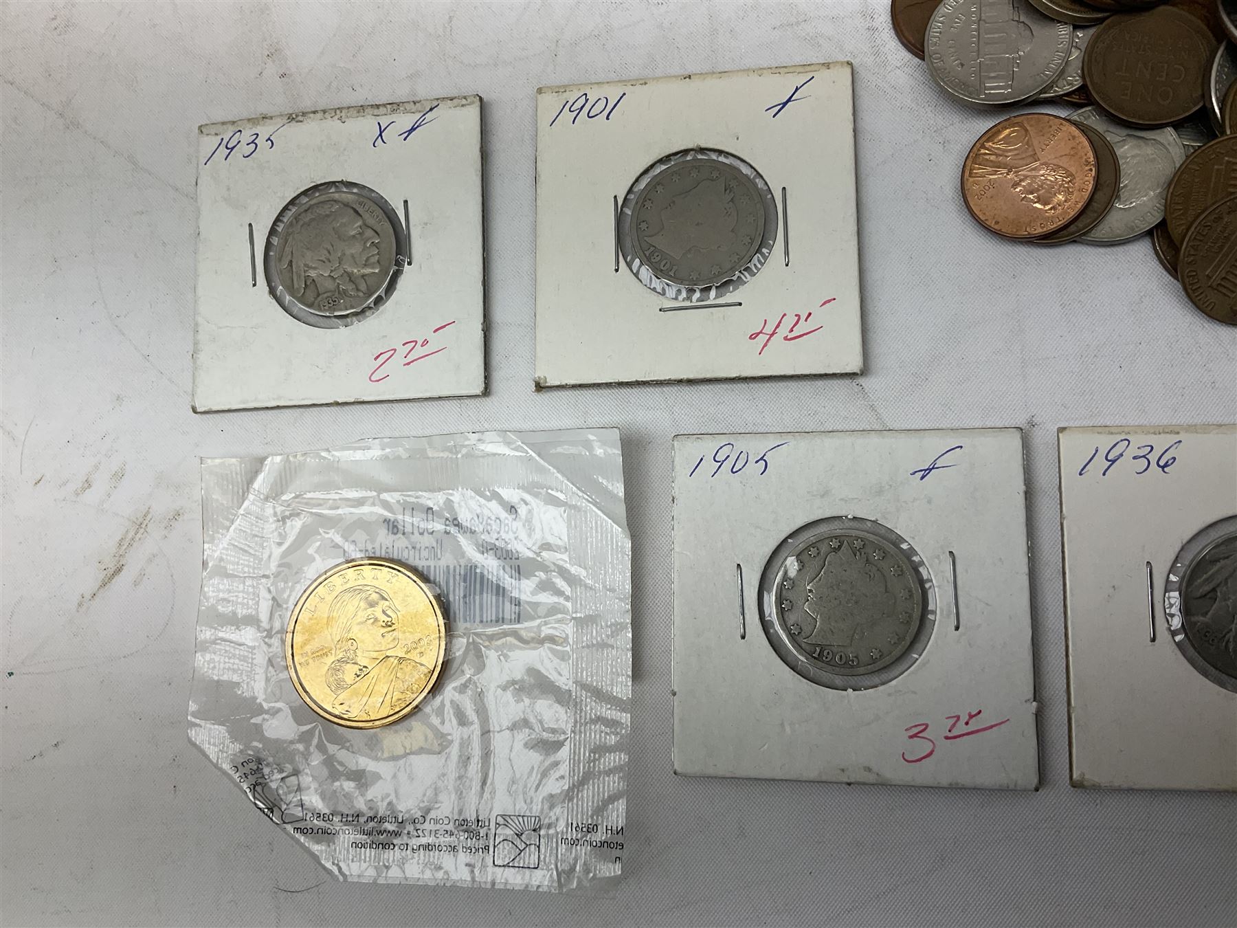 Mostly United States of America coinage, including 1828 one cent, buffalo nickels, various half dollar and dollar coins etc