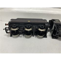 Mainline Railways ‘00’ gauge - five model steam locomotive and tenders comprising ref.37058 0-6-0 2251 Class Collett no.3205 in GWR green; ref.37062 4-6-0 Jubilee Class 6P no.45691 in BR green; ref.37079 4-6-0 Manor Class no.7812 in BR black; ref.54157 2301 Class (Deans Goods) 0-6-0 no.2538 in BR black; ref.937515 Class 2P 4-4-0 no.40568 in BR black; all in original boxes (5) 