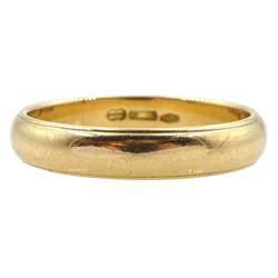 18ct gold wedding band, stamped 750