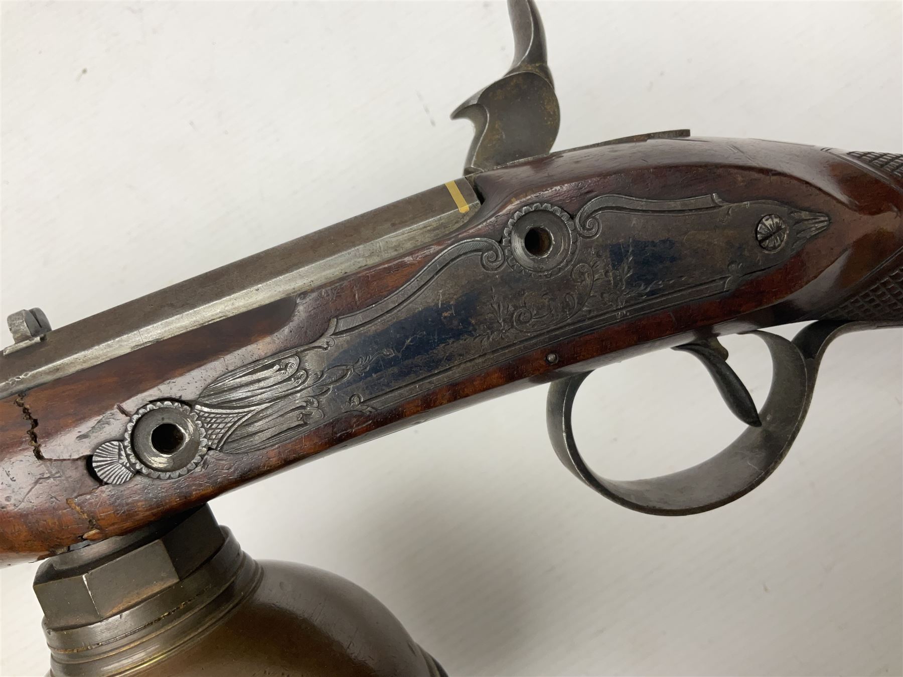 Late 18th/early 19th century Wallis (of Hull) muzzle loading air rifle with medially ribbed copper round ball reservoir, the 86cm (34