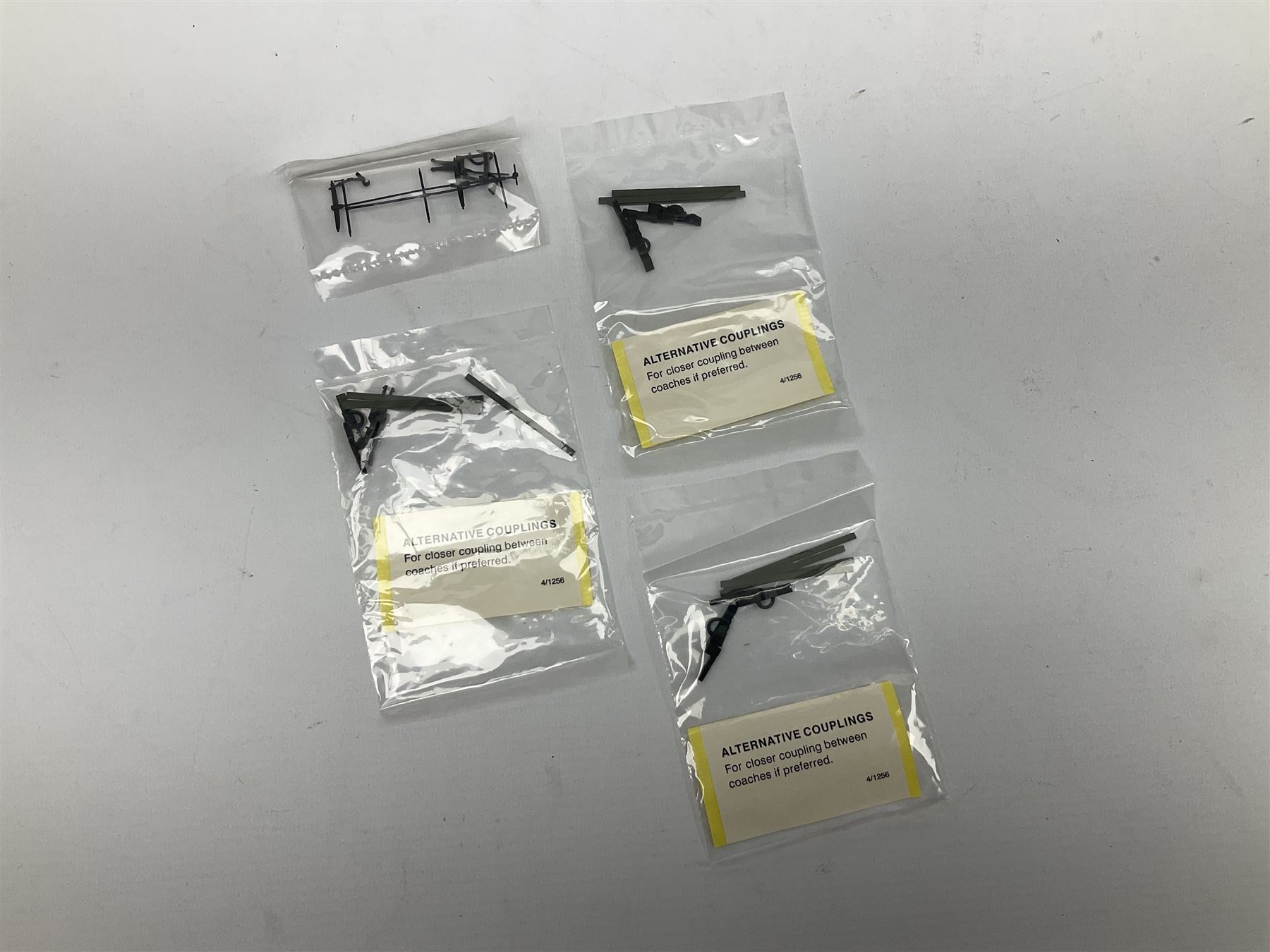 Hornby '00' gauge - 'Southern Suburban 1938' Coach Pack, DCC ready 